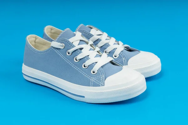 Coppia Nuove Sneakers Blu Scarpe Sportive Sfondo Blu — Foto Stock