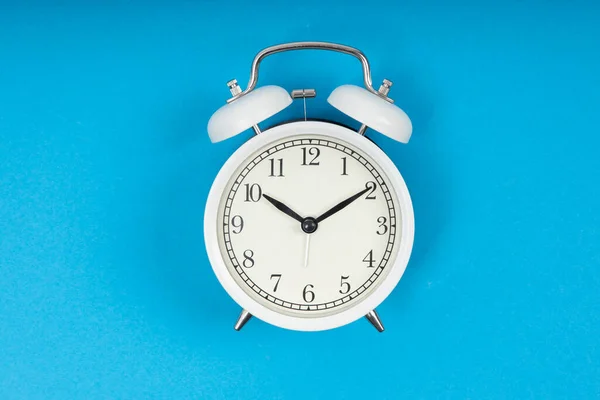 Mavi Arka Planda Geri Alarm Saati Eski Moda Çalar Saat — Stok fotoğraf