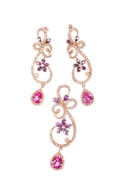 Bir çift elmas küpe ve kolye. Beyaz arka planda izole edilmiş moda mücevherleri.