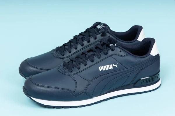 瓦尔纳 保加利亚 Octomber 2019 Puma Runner V2全皮革运动鞋蓝色背景 美洲狮是一家德国公司 Puma是世界第三大运动服制造商 产品中弹 — 图库照片