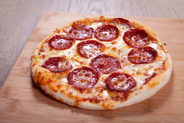 Lezzetli Yapımı Pepperoni Pizza Salamlı Talyan Pepperoni Pizzası Yakın Çekim — Stok fotoğraf