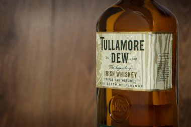 VARNA, BULGARIA - 14 Kasım 2020: ahşap zemin üzerinde Tullamore Dew viski şişesi. Tullamore Dew İrlanda viskisidir. Viski ilk olarak 1829 'da üretildi. 