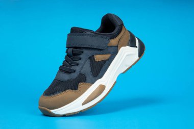 Mavi arka planda spor ayakkabısı var. Koşu ayakkabısı, spor ayakkabı ya da antrenör. Atletik ayakkabı. fitness, spor, eğitim konsepti.