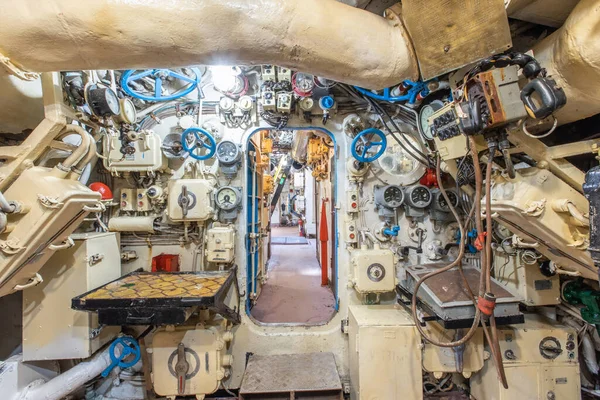 Eski Terk Edilmiş Rus Denizaltısının Içi Kontrol Cihazları Olan Bir — Stok fotoğraf