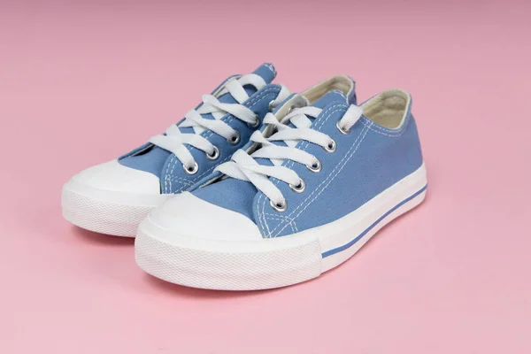 Coppia Nuove Sneakers Blu Scarpe Sportive Sfondo Rosa — Foto Stock