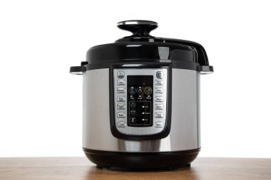 Ahşap masada modern çoklu tencere.. 