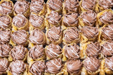 Küçük keklerle dolu parti tabağı.