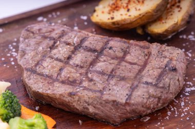 Et ızgara ribai ve sebze. Tahtada Ribai bifteği. Kapat.