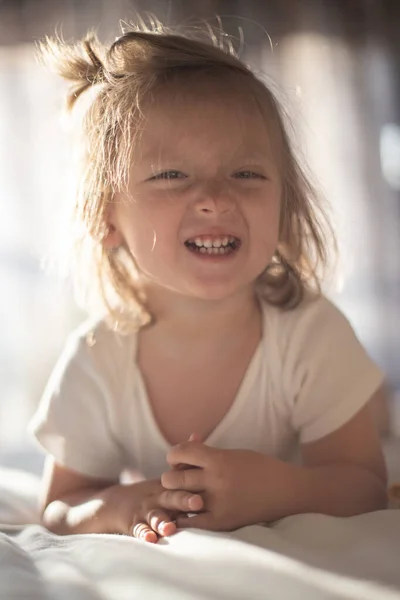 Zbliżenie Portret Słodkiej Szczęśliwej Dziewczynki Uśmiech — Zdjęcie stockowe