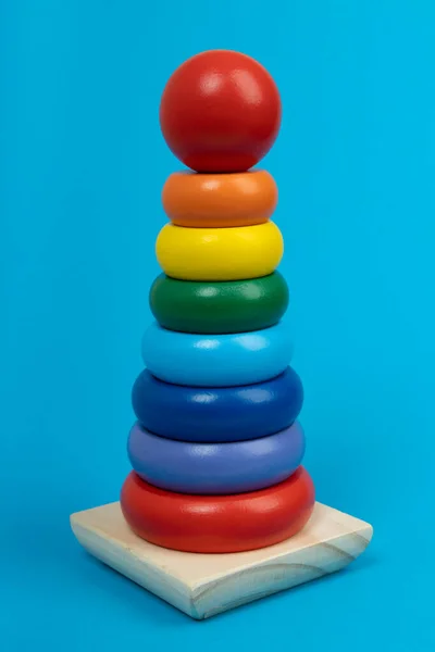 Pirámide Juguete Madera Multicolor Sobre Fondo Azul Juguete Construido Partir — Foto de Stock
