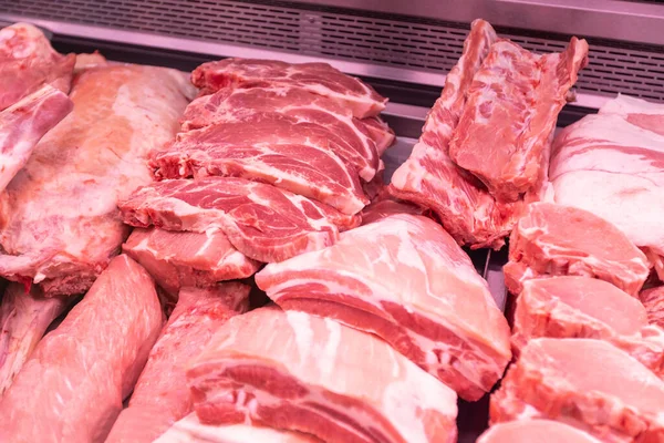 在超市里把肉关起来 肉铺的生肉 — 图库照片