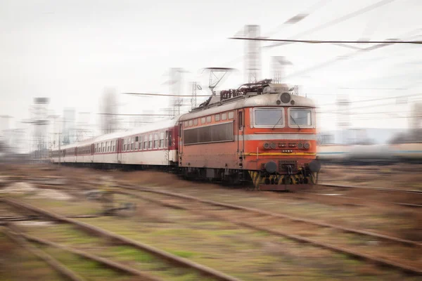モーションブラー効果を持つ古い旅客列車 鉄道輸送 — ストック写真