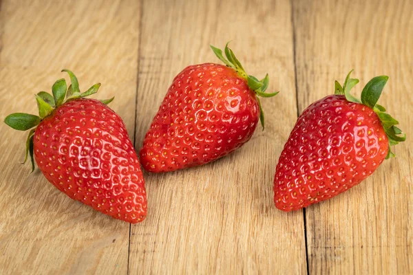 Köstliche Frische Erdbeeren Auf Dem Hölzernen Hintergrund Gesundes Vegetarisches Essen — Stockfoto