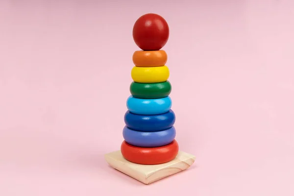 Pirámide Juguete Madera Multicolor Sobre Fondo Rosa Juguete Construido Partir — Foto de Stock