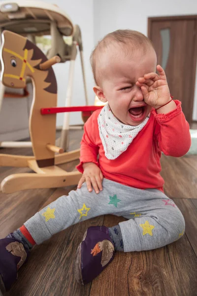 Niña Sentada Suelo Casa Llorando Bebé Año Llorando — Foto de Stock