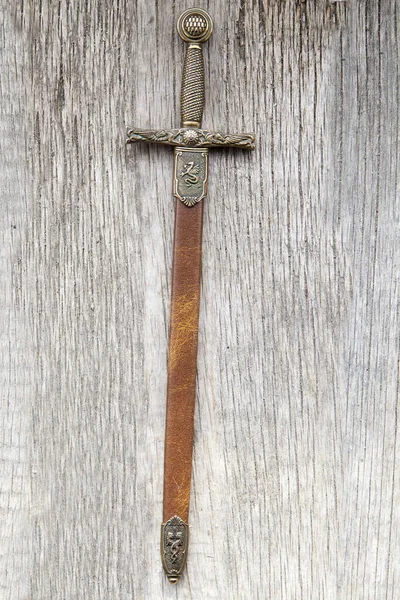 Miecz Drewnianym Tle — Zdjęcie stockowe