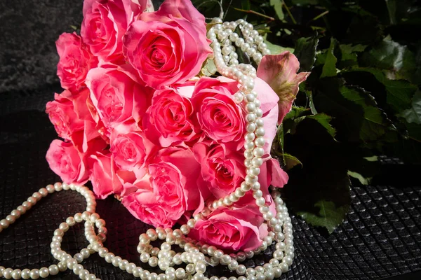 Rosas Cor Rosa Bonitas Pérolas Brancas Conceito Beleza Para Mulheres — Fotografia de Stock