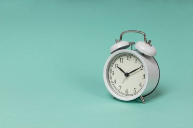 Yeşil arka planda geri alarm saati. Eski moda çalar saat.
