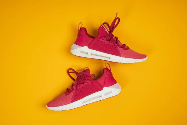 Paar Nieuwe Roze Sneakers Sportschoenen Gele Achtergrond Roze Vrouwen Sport — Stockfoto
