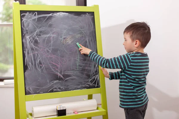 Little Boy Draws Chalk Blackboard — Stock Photo, Image