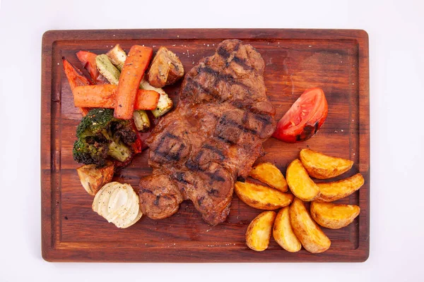 Gegrilde Varkenssteak Met Groenten Houten Plank Bovenaanzicht — Stockfoto