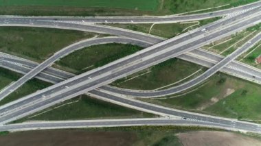 Otoyol ve üst geçidin havadan görüntüsü. Yol kavşağı, otoyol kavşağı manzarası. Karayolu trafiğinin yukarıdan aşağı görüntüsü