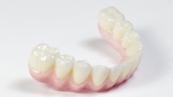 牙齿保健 关闭陶瓷锆石 氧化锆种植体上的假牙 — 图库视频影像