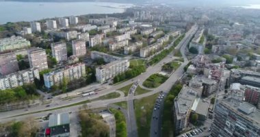 Şehir merkezinin sokak trafiğinin hava görüntüsü. Şehir manzarası. 4K video. Varna, Bulgaristan