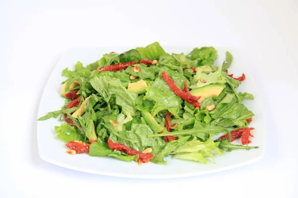 新鲜蔬菜沙拉加西红柿和鳄梨 — 图库照片