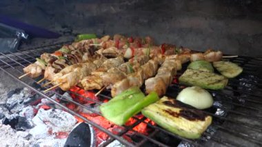 Izgarada et şiş ve sebze pişirmek. Et ve sebzeli ebab..