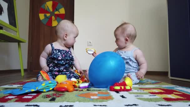 Fraternelle Jumelles Filles Sœurs Jouer Avec Des Jouets Sur Sol — Video