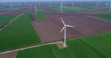 Yel değirmeni çiftliğinin 4K hava görüntüsü. Modern rüzgar türbinleri. Rüzgar en temiz, yenilenebilir enerji kaynağıdır.. 