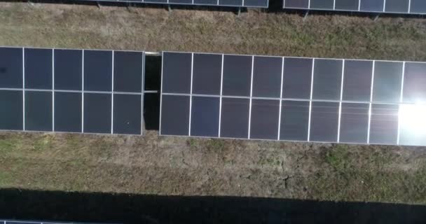 4K太陽光発電所の空中映像 上から太陽光発電所 生態再生可能エネルギー — ストック動画