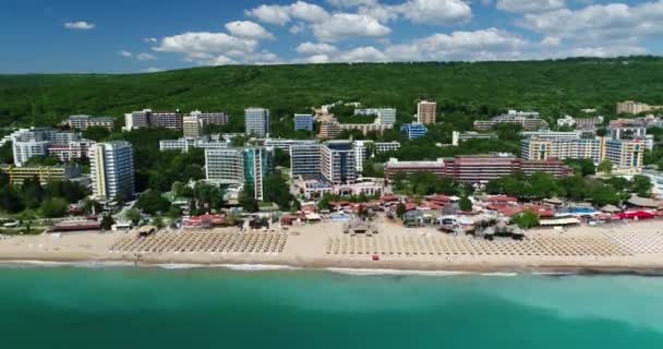在金沙 Zlatni Piasaci的海滩和酒店的4K航拍视频 保加利亚瓦尔纳附近受欢迎的避暑胜地 — 图库视频影像