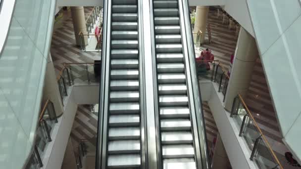 Plan Escalier Vide Mouvement Qui Monte Descend Dans Centre Commercial — Video