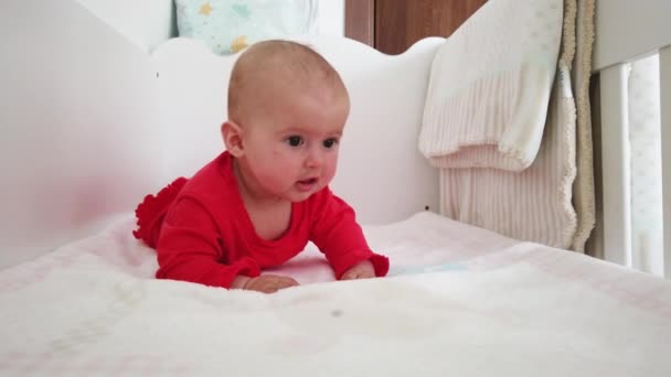 Pequeno Bebê Bonito Deitado Barriga Berço Branco Miúdo Bonito Durante — Vídeo de Stock