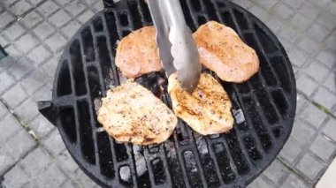 Izgara domuz bifteği. Barbeküde pişen lezzetli etli biftekler.. 