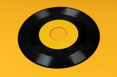 Sarı arka planda eski vinil disk. Eski vinil plak.. 