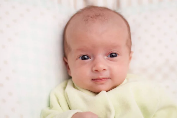 Bebê Recém Nascido Adorável Recém Nascido Relaxando Cama Sorrindo Bebê — Fotografia de Stock
