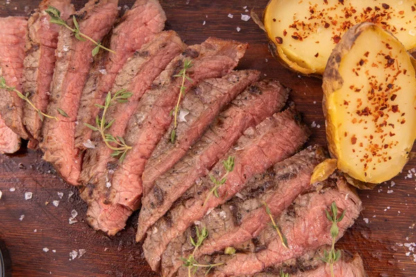 Gros Plan Steak Tranché Délicieux Steak Sur Planche Bois — Photo