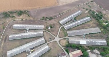 Eski terk edilmiş domuz çiftliğinin havadan görünüşü. Çiftlik hayvanları. Domuz yetiştirmek için çiftlik.