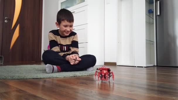Хлопчик Грає Іграшкою Робота Павука Підлозі Вдома — стокове відео