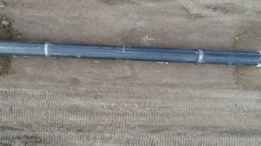 Gaz ve petrol boru hattı inşaatının havadan görüntüsü. Borular kaynaşmış. Büyük boru hattı yapım aşamasında.