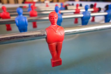 Kırmızı ve mavi oyuncuları olan masa futbolu oyunu