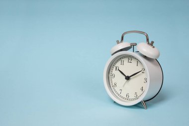 Mavi arka planda geri alarm saati. Eski moda çalar saat.