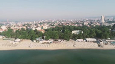 Varna şehri, Bulgaristan, Plaj, eski şehir ve deniz bahçesi üzerindeki güzel şehir manzarası. Varna Bulgaristan 'ın deniz başkentidir.