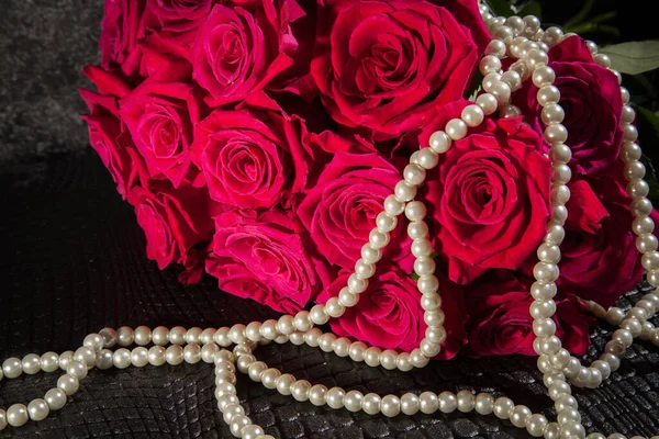 Hermosas Rosas Rosadas Perlas Blancas Antecedentes Para Día San Valentín —  Fotos de Stock