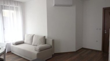 İç mekan. Modern oturma odası manzarası. Doğal ışık