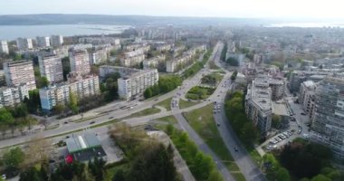 Şehir merkezinin sokak trafiğinin hava görüntüsü. Şehir manzarası. 4K video. Varna, Bulgaristan