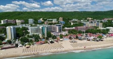 Golden Sands, Zlatni Piasaci 'deki plaj ve otellerin 4K klibi. Bulgaristan 'ın Varna kenti yakınlarındaki popüler tatil beldesi